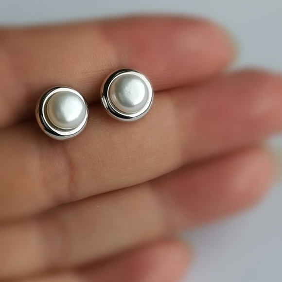 White cultured pearl stud earrings in Sterling Silver 8mm - Picture 7 of 11